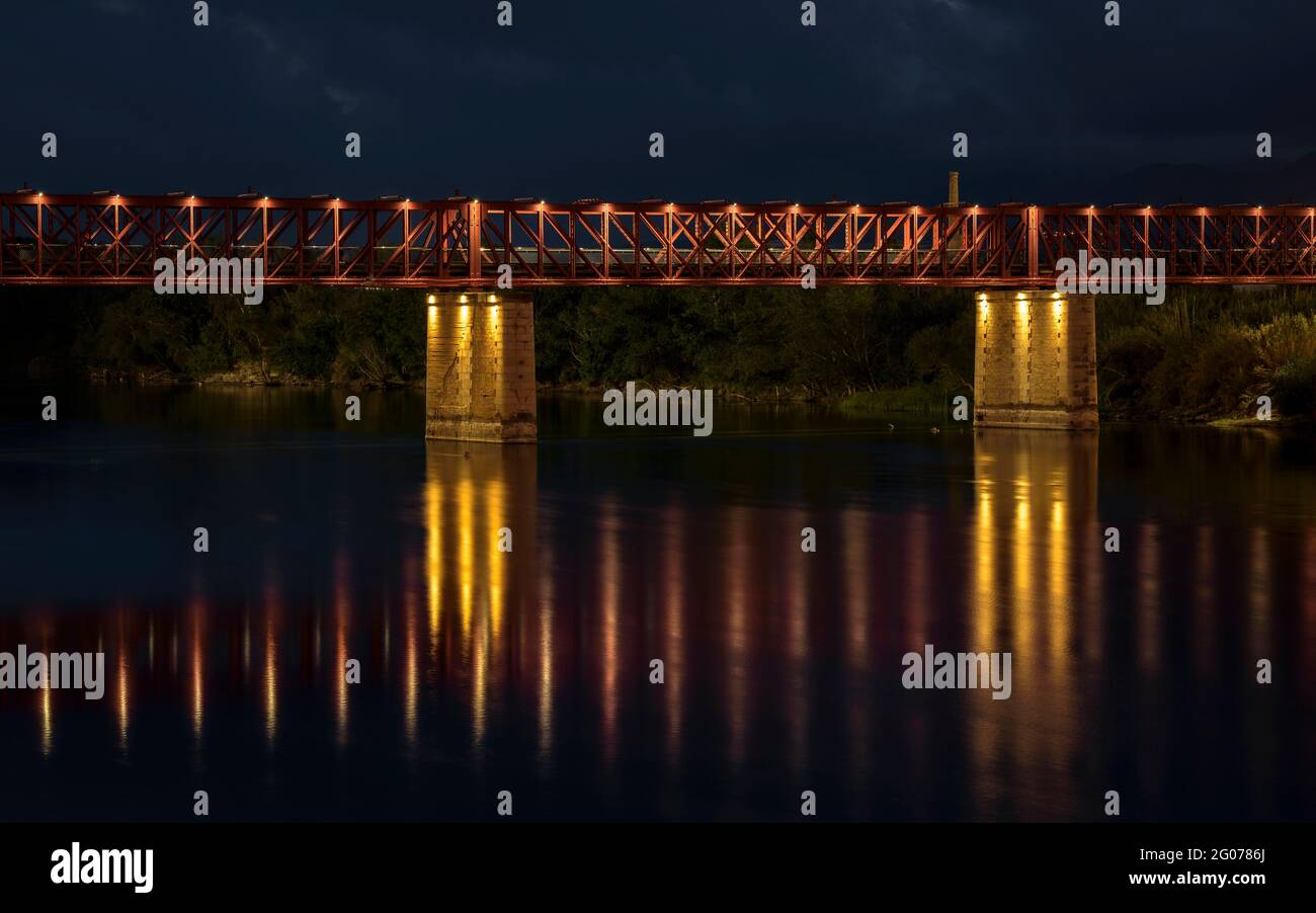 Ora e notte blu nella città di Tortosa e il fiume Ebro (Tarragona, Catalogna, Spagna) ESP: Hora azul y noche en Tortosa con el Río Ebro a su paso Foto Stock
