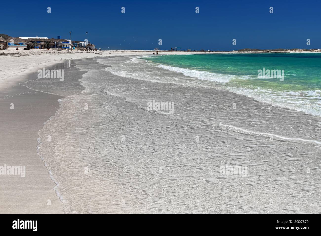 Stagcape. Splendida vista sulla laguna, sul mare, sulla spiaggia di sabbia bianca e sul mare blu. Isola di Djerba, Tunisia Foto Stock