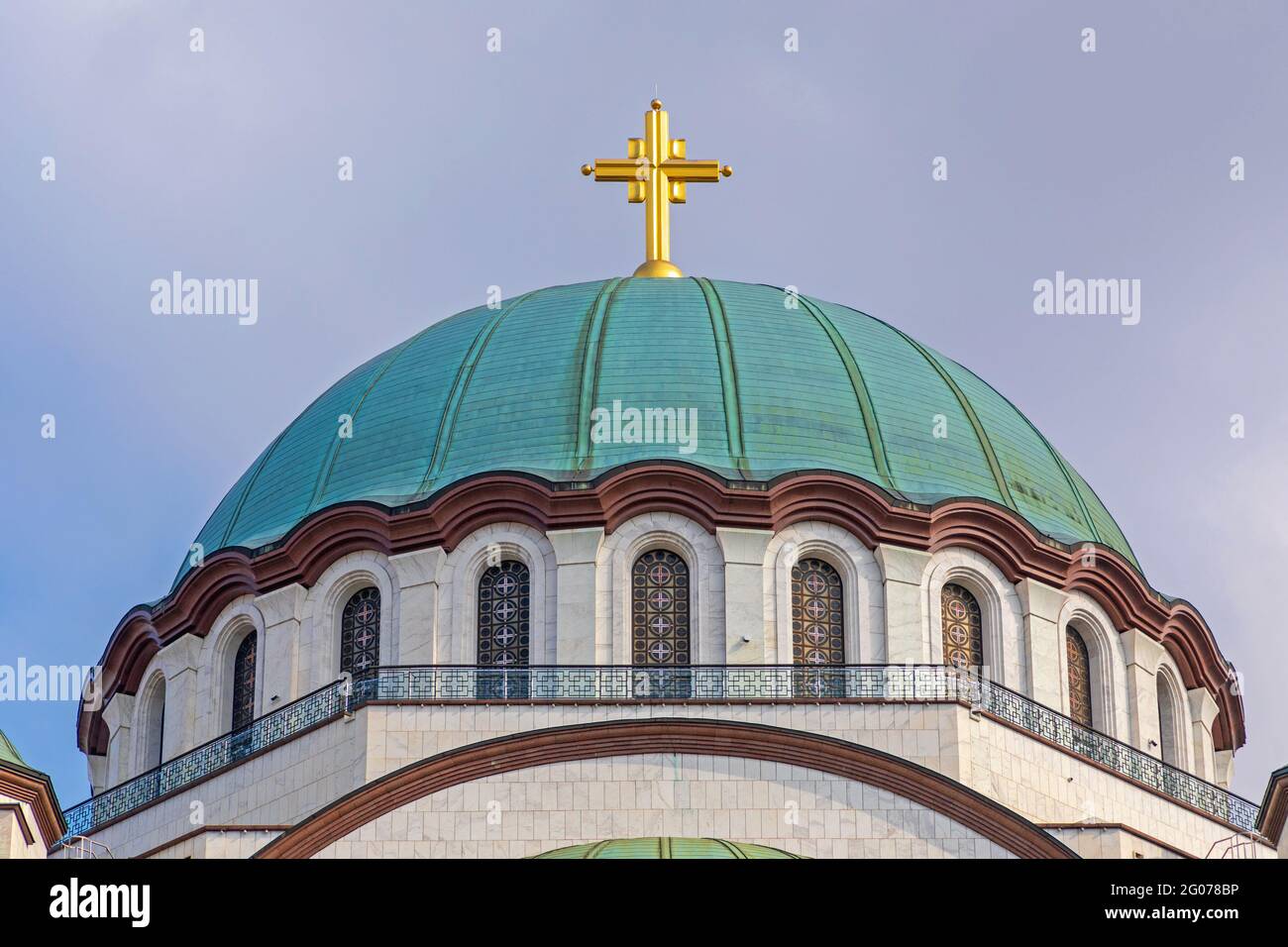 Cupola della Chiesa cristiana Ortodossa di San Sava con la Grande Croce d'Oro Foto Stock