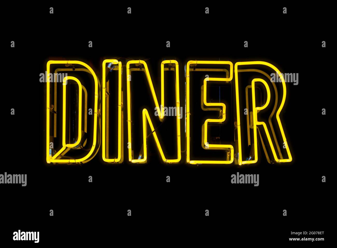 Primo piano su una luce al neon sagomata nella parola "Diner". Foto Stock