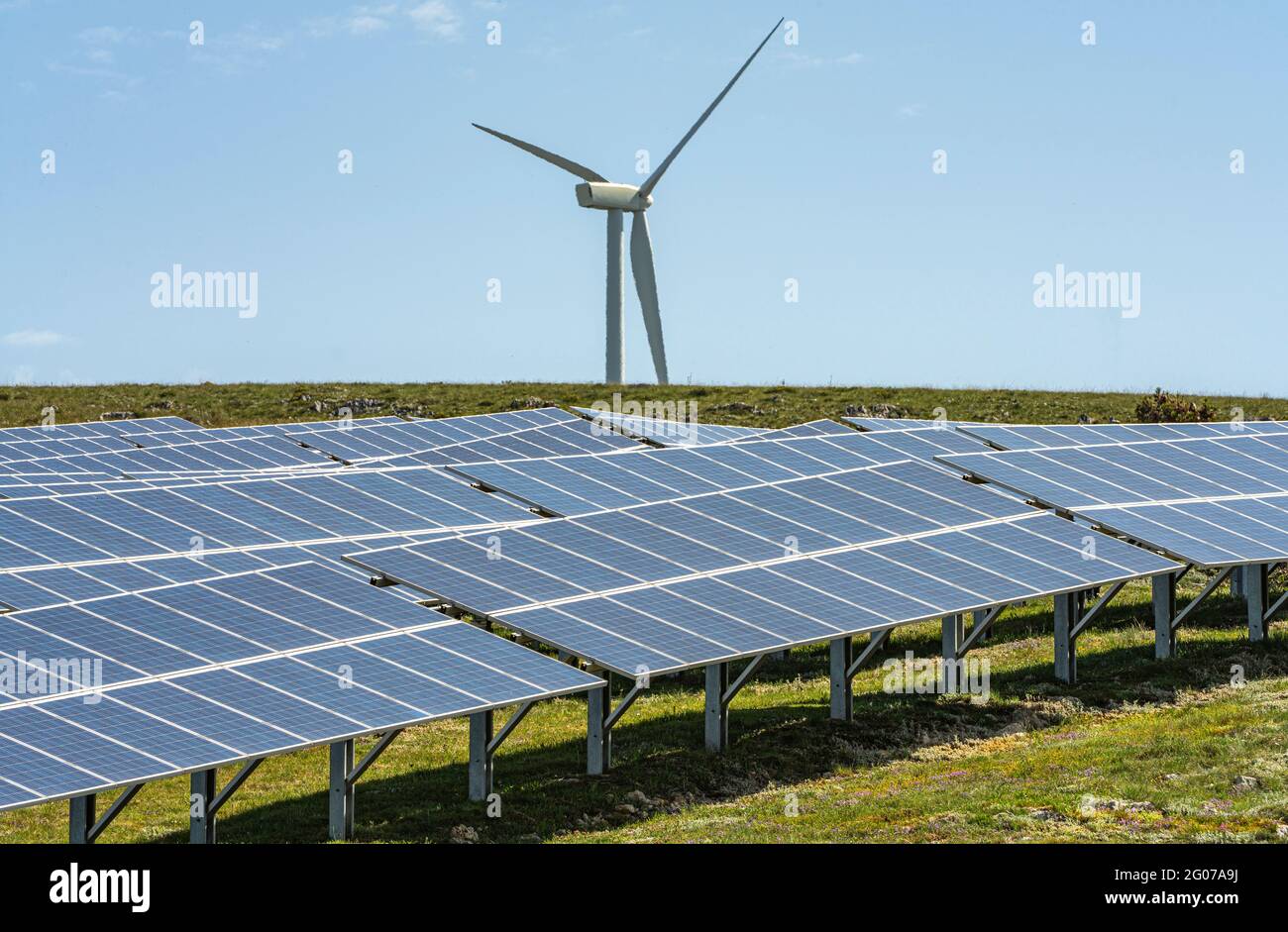 Pannelli solari e turbine eoliche per la produzione di energia rinnovabile e a basso inquinamento. Collarmele, provincia di l'Aquila, Abruzzo, Italia, Europa Foto Stock