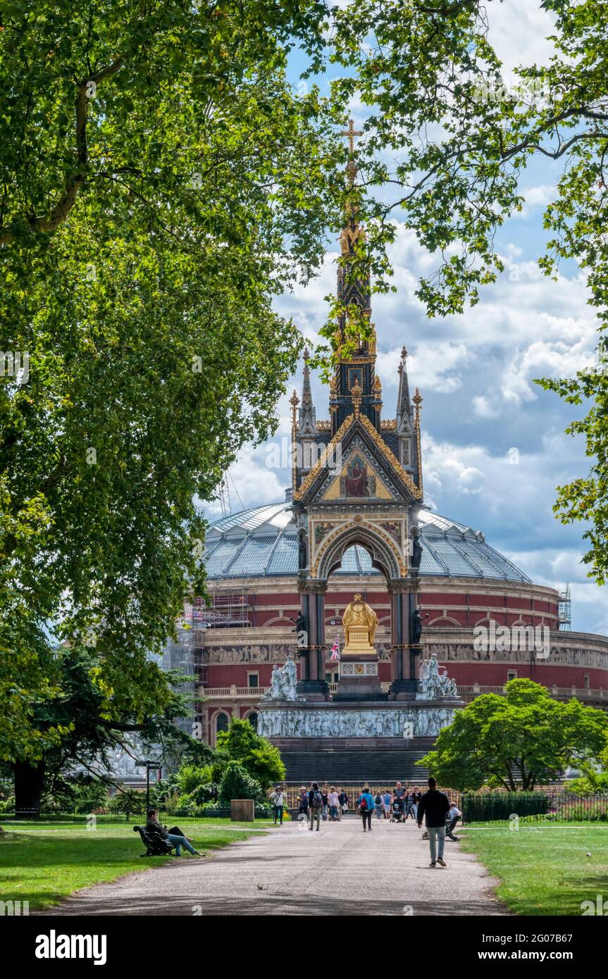L'Albert Memorial di fronte all'Albert Hall visto da Kensington Gardens. Foto Stock