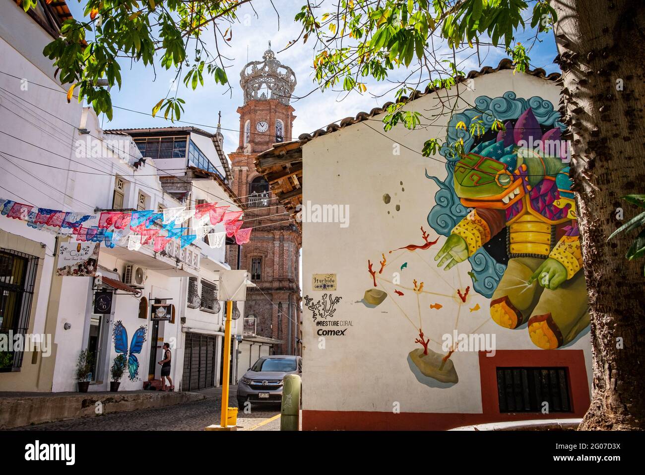 Murale che celebra l'arte indiana di Huichol su un muro a Puerto Vallarta, Messico Foto Stock