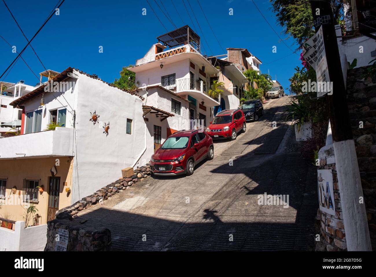 Parcheggio su una ripida collina a Puerto Vallarta, Messico Foto Stock