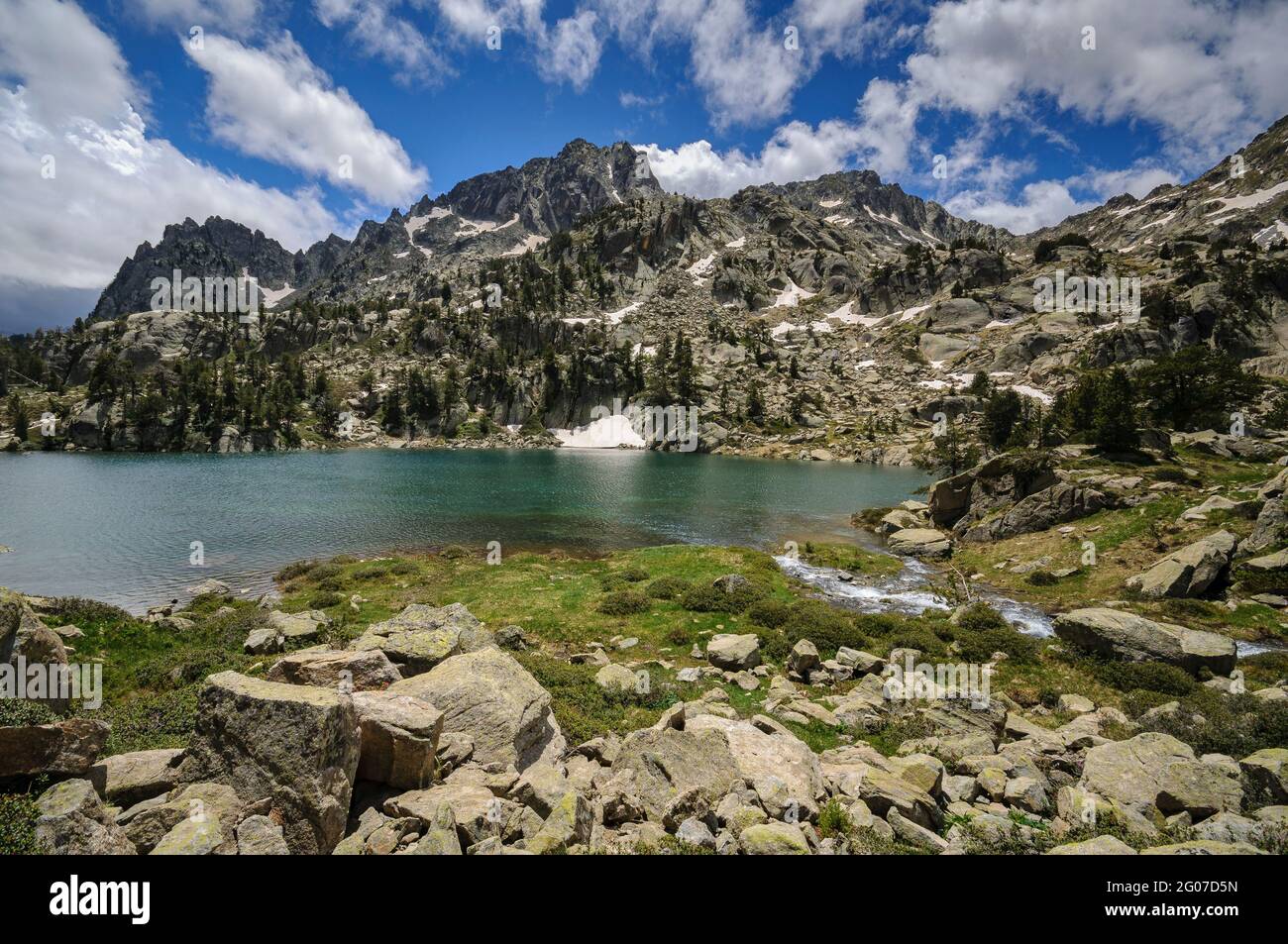 Lago - Estany de les Obagues de Ratera. Sullo sfondo, la vetta del Pic del Portarró (Parco Nazionale di Sant Maurici, Catalogna, Spagna, Pirenei) Foto Stock