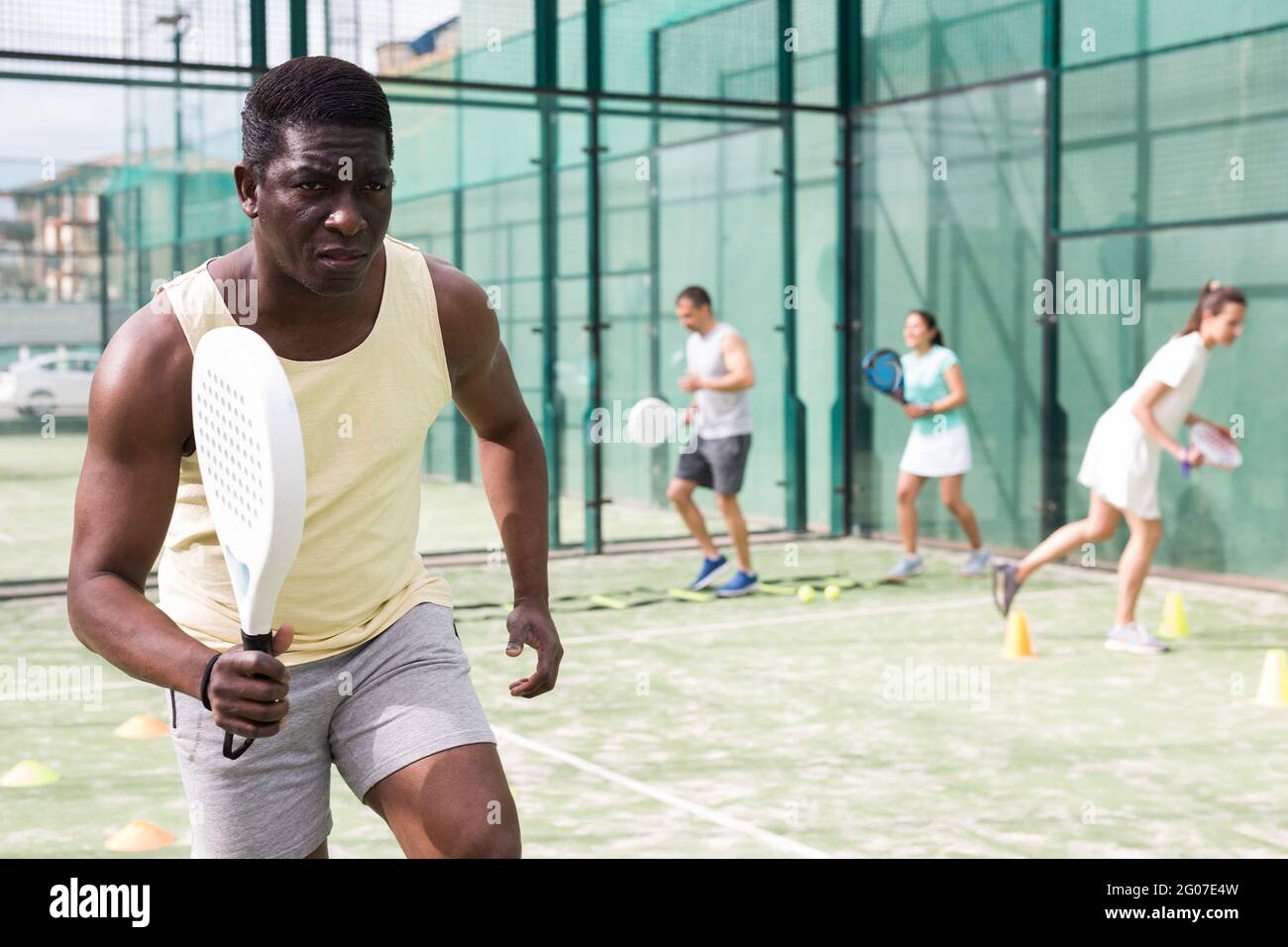 Ritratto di uomo messo a fuoco durante l'allenamento con il padel Foto Stock