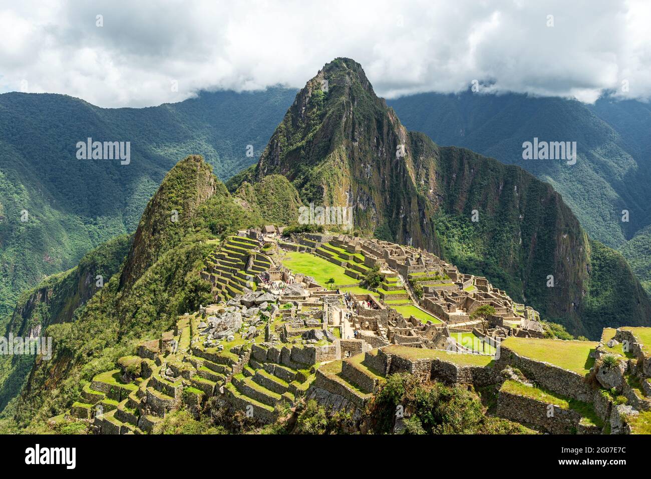 Machu Picchu Inca rovina con cielo drammatico, Santuario storico di Machu Picchu, Cusco, Perù. Foto Stock