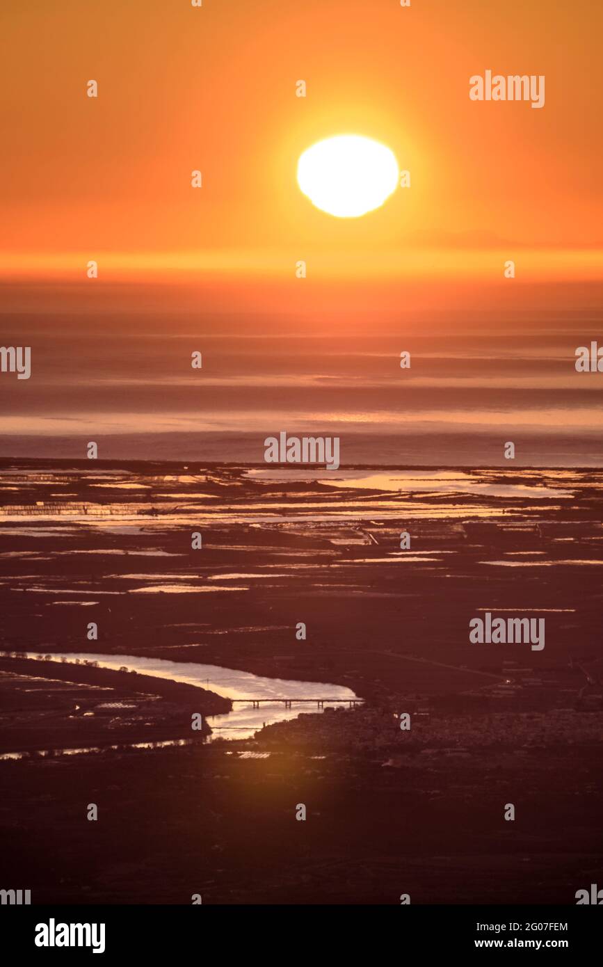 Alba da Mont Caro guardando il Delta dell'Ebro (Els Ports Natural Park, Tarragona, Catalogna, Spagna) Foto Stock