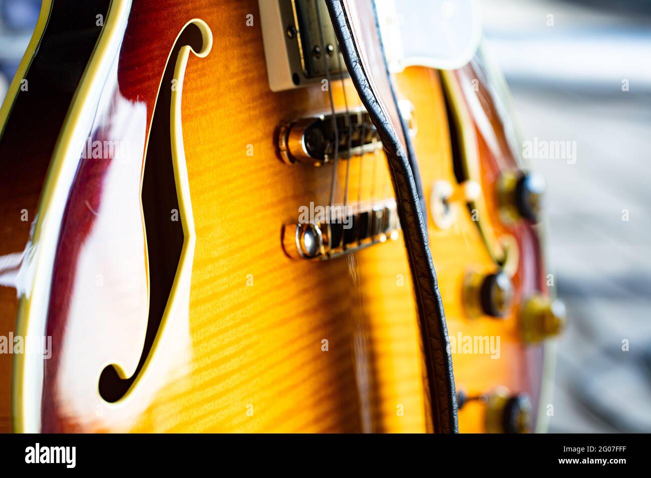 closeup di chitarra sul palco del concerto Foto Stock