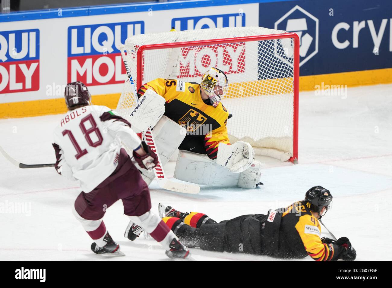 Riga, Arena riga, Germania. 01st giugno 2021. Vs Lettonia (18 IIHF Ice Hockey World Championship), n° 2021 Rodrigo Abols (Lettonia) fare il primo goal per il portiere lettone Mathias Niederberger (Germania) guardare il puck all'interno della rete (Svizzera/Croazia OUT) Credit: SPP Sport Press Photo. /Alamy Live News Foto Stock
