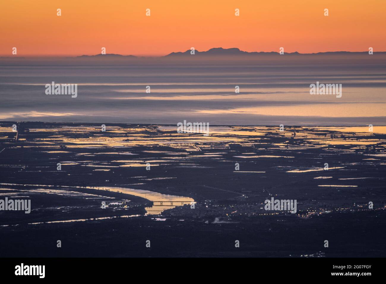 Alba dal Monte Caro con vista sul delta dell'Ebro e sulla Serra de Tramuntana all'orizzonte, a Maiorca (Parco Naturale Els Ports, Tarragona, Spagna) Foto Stock