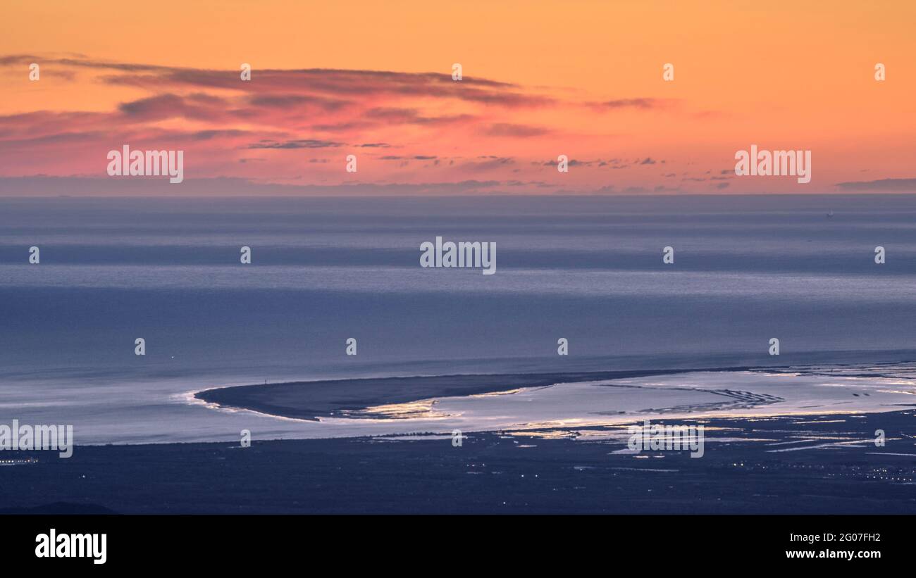 Alba dal Monte Caro con vista sul delta dell'Ebro e sulla Serra de Tramuntana all'orizzonte, a Maiorca (Parco Naturale Els Ports, Tarragona, Spagna) Foto Stock