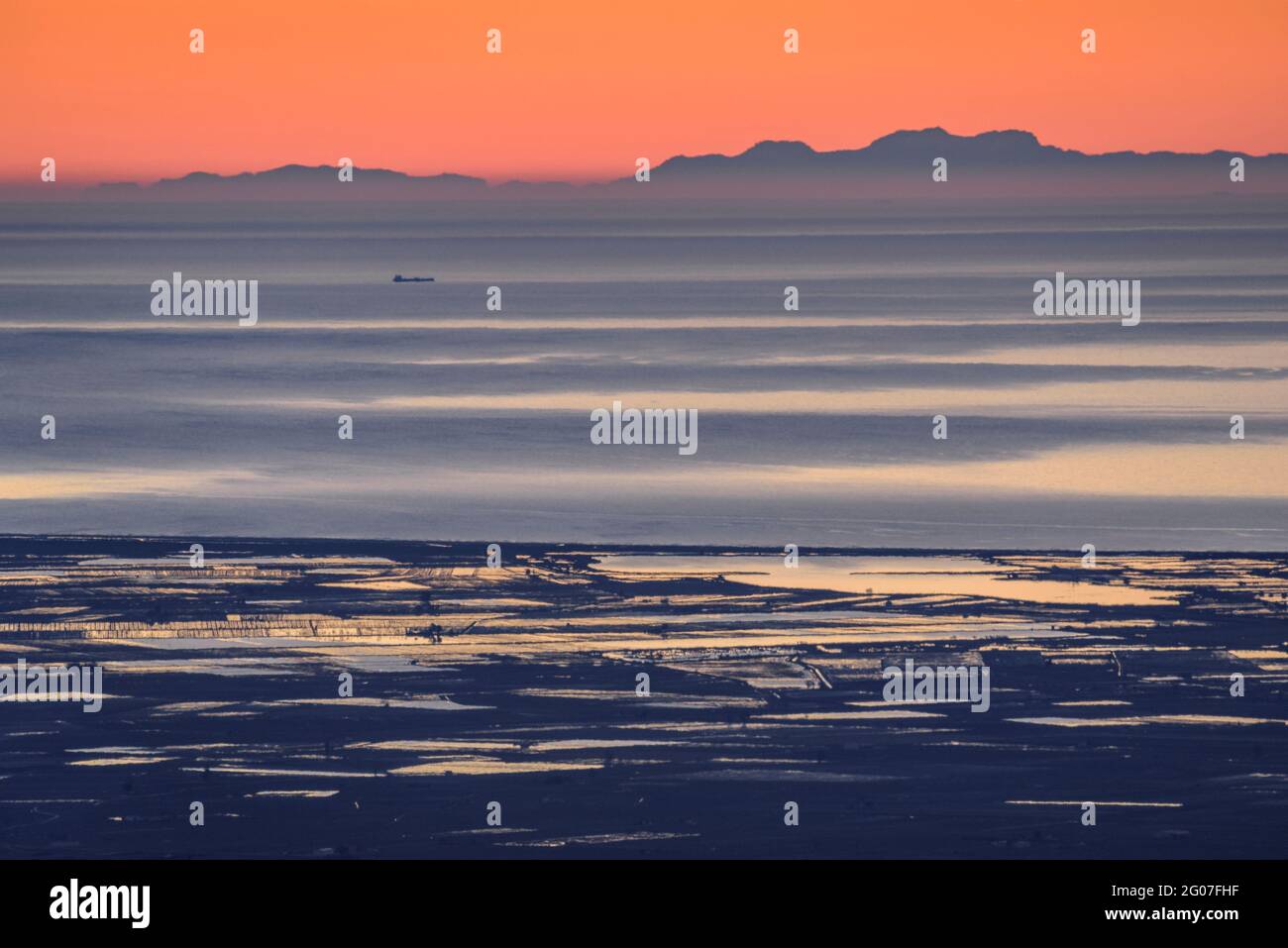 Alba dal Monte Caro con vista sul delta dell'Ebro e sulla Serra de Tramuntana all'orizzonte, a Maiorca (Parco Naturale Els Ports, Tarragona, Spagna) Foto Stock