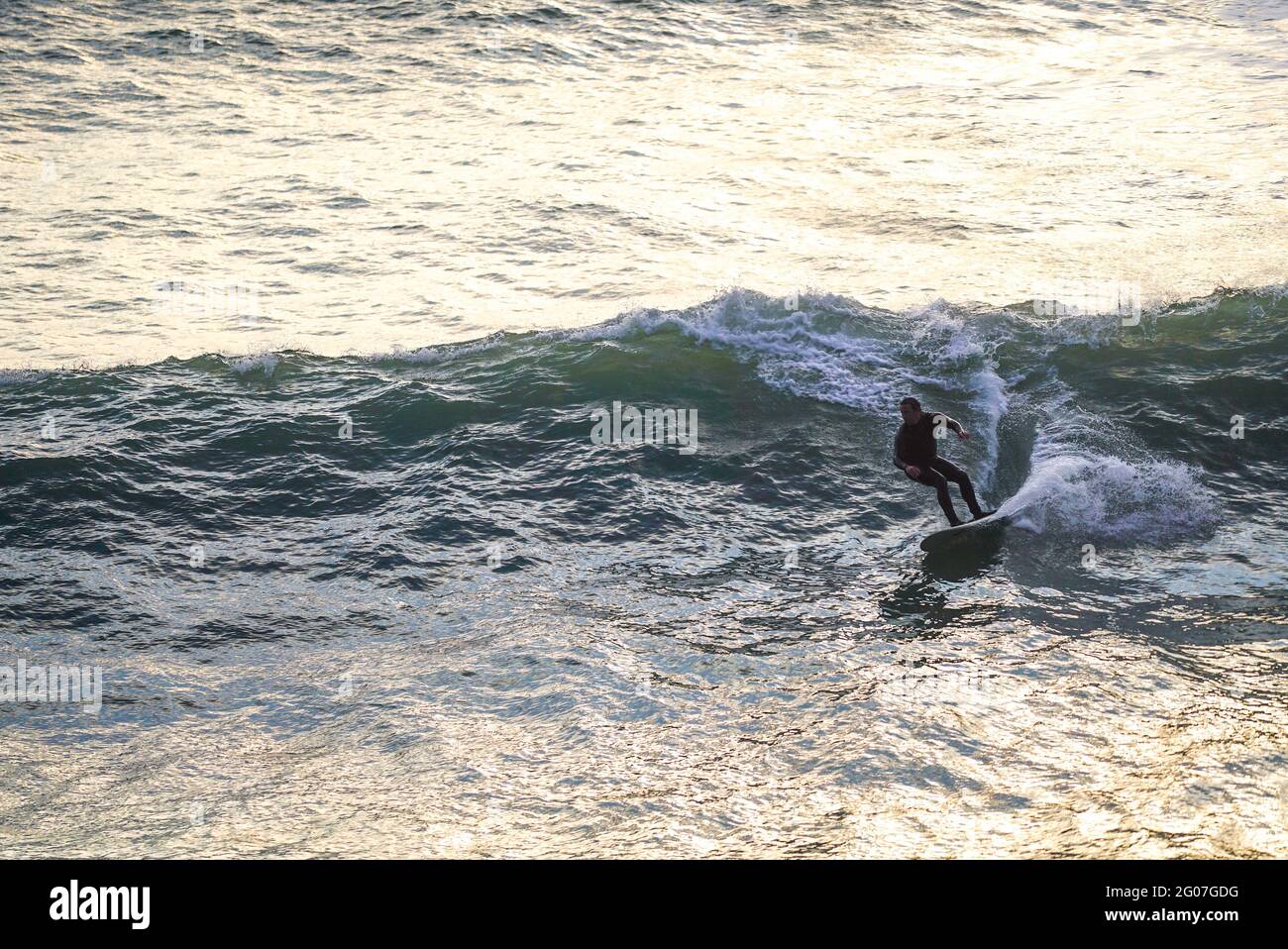 Surf al tramonto a Welcome Beach Dorset UK Foto Stock