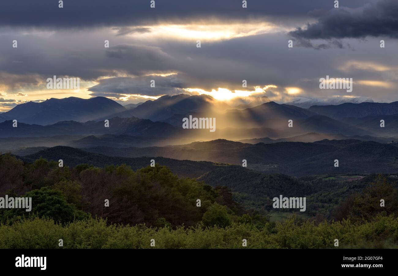 Vista dal santuario Els Munts verso le montagne Berguedà al tramonto (Lluçanès, Osona, Barcellona, Catalogna, Spagna) Foto Stock