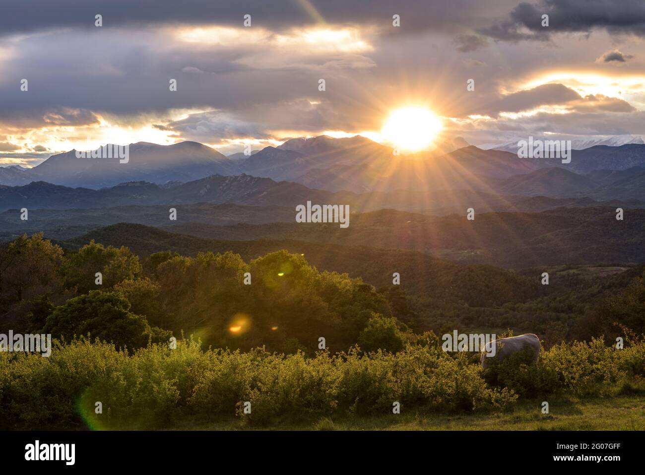 Vista dal santuario Els Munts verso le montagne Berguedà al tramonto (Lluçanès, Osona, Barcellona, Catalogna, Spagna) Foto Stock
