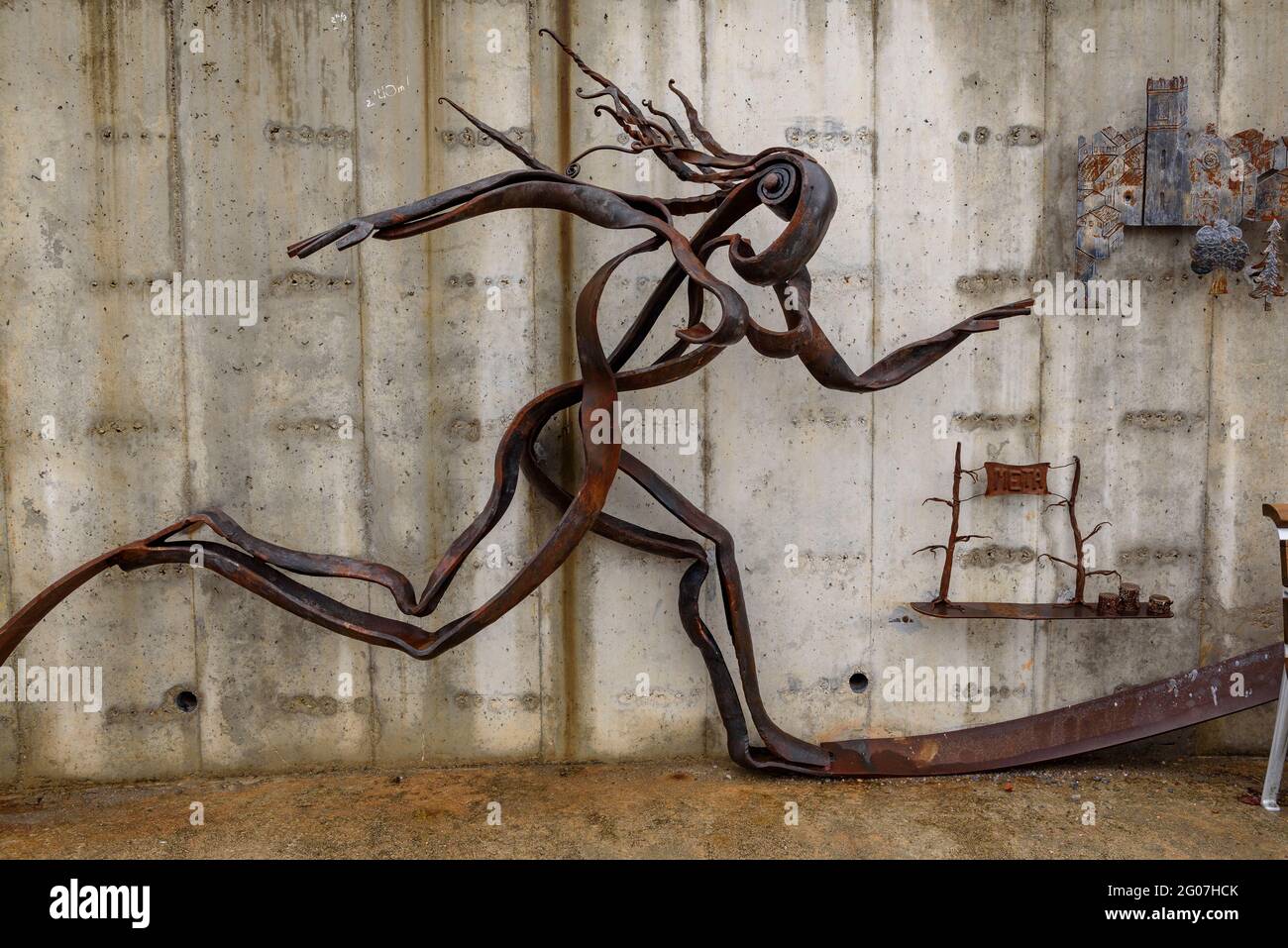 Sculture in ferro battuto su un muro ad ALPENS (Osona, Barcellona,  Catalogna, Spagna) ESP: Esculturas de hierro forjado en un mural de ALPENS  (Osona Foto stock - Alamy