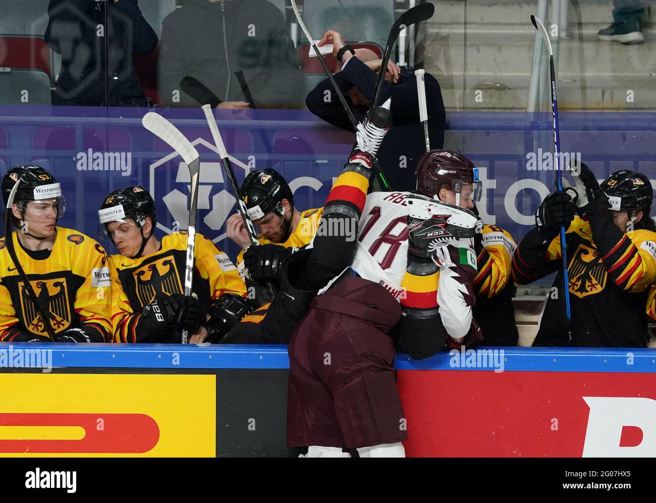 Riga, Lettonia. 01 Giugno 2021. Hockey su ghiaccio: Campionato del mondo, turno preliminare, Gruppo B, Germania - Lettonia: Rodrigo Abols della Lettonia (M) si schianta nelle tavole, alle spalle delle quali sono seduti i membri della squadra tedesca. Credit: Roman Koksarov/dpa/Alamy Live News Foto Stock