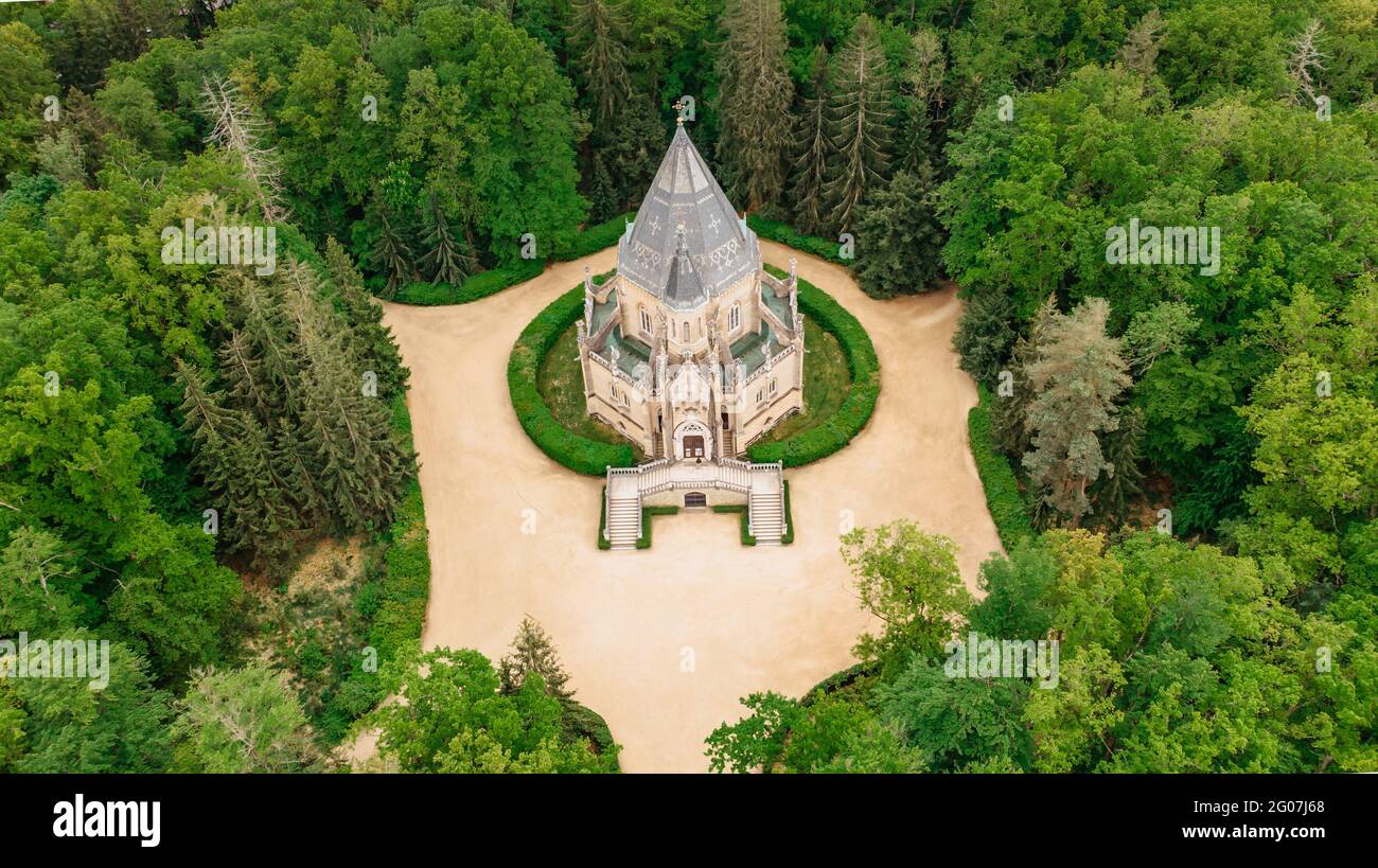 Veduta aerea del drone della Tomba di Schwarzenberg vicino a Trebbon, Repubblica Ceca. Edificio neo-gotico con torre e maestosa scala doppia è circondato da parco Foto Stock