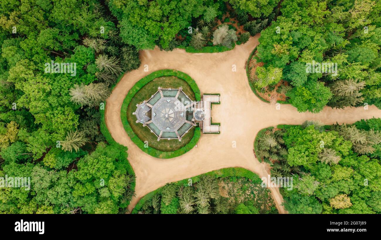 Veduta aerea del drone della Tomba di Schwarzenberg vicino a Trebbon, Repubblica Ceca. Edificio neo-gotico con torre e maestosa scala doppia è circondato da parco Foto Stock