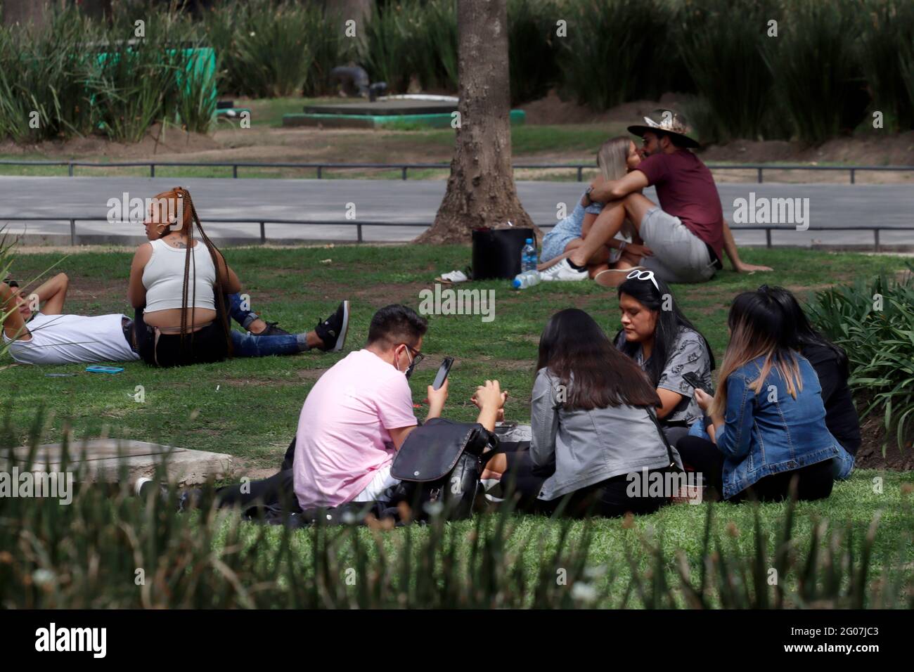 Le persone si riposano mentre si godono parchi e aree turistiche, dopo che il governo del Messico ha permesso la ripresa delle attività all'aperto dopo che è stato annunciato che l'allarme epidemiologico Covid-19 sarà contrassegnato giallo, con una diminuzione famigerato infezioni da virus. Il 1° giugno 2021 a Città del Messico, Messico. (Foto di Eyepix/Sipa USA) Foto Stock