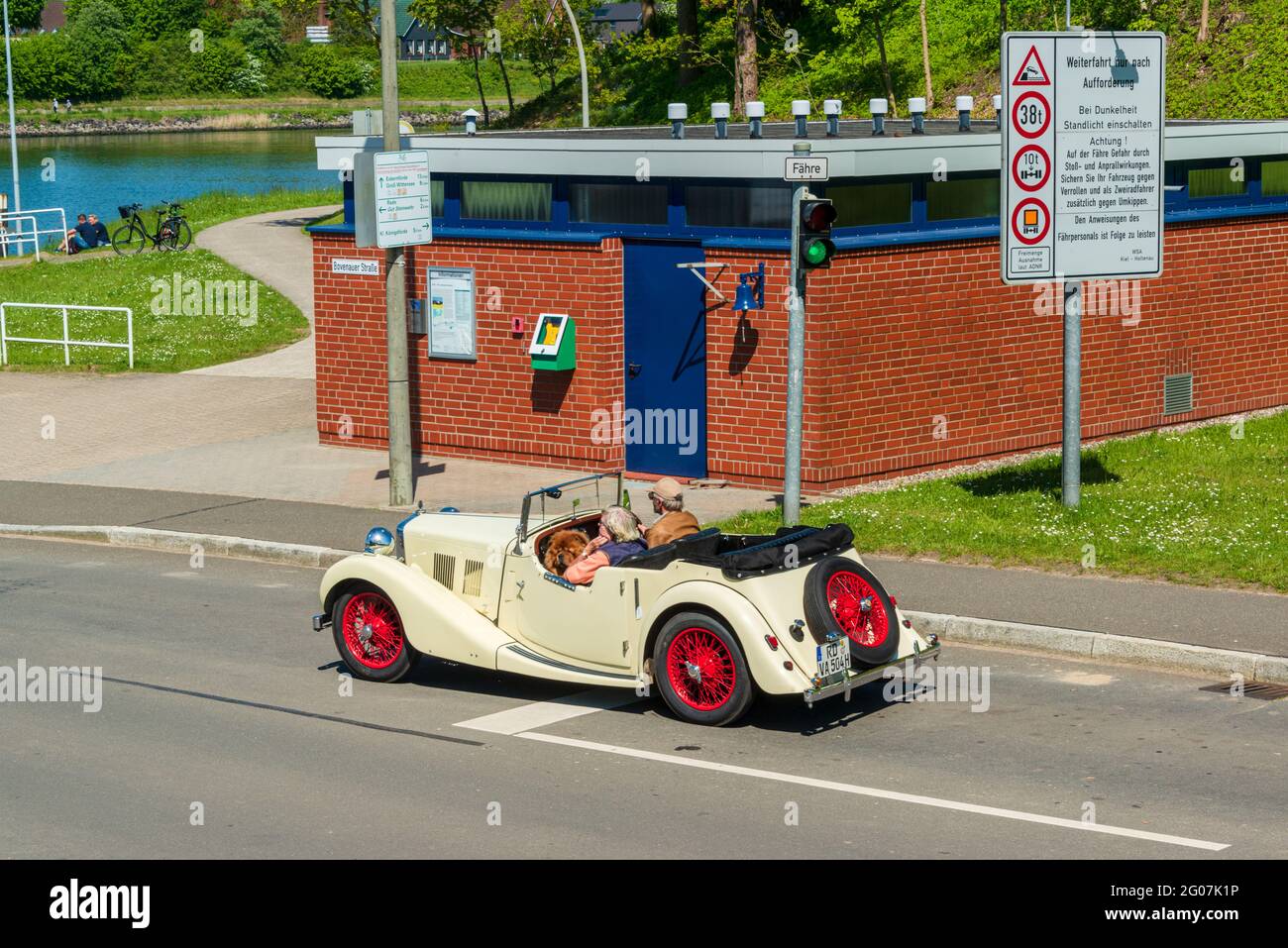 Ein Touristische Highlight am Nord-Ostsee-Kanal die Kanalfähre Sehestedt. Der Wohnwagenparkplatz am Ausflugslokal lockt Touristen an Foto Stock