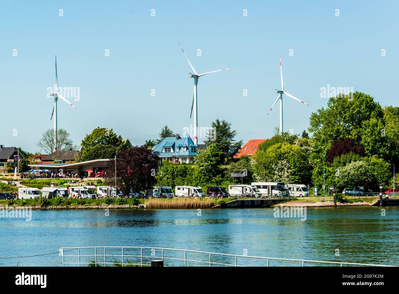Ein Touristische Highlight am Nord-Ostsee-Kanal die Kanalfähre Sehestedt. Der Wohnwagenparkplatz am Ausflugslokal lockt Touristen an, um die hier pas Foto Stock