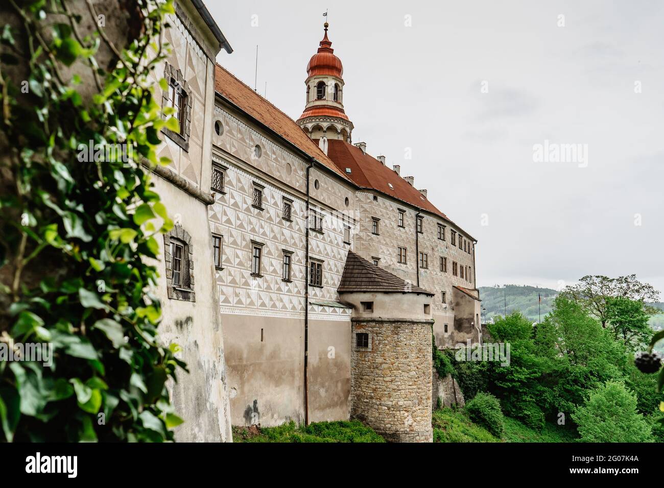 Nachod, Repubblica Ceca- Maggio 23,2021. Bellissimo castello con cinque cortili. Antico castello barocco e rinascimentale con torre di osservazione.Sgraffito Foto Stock