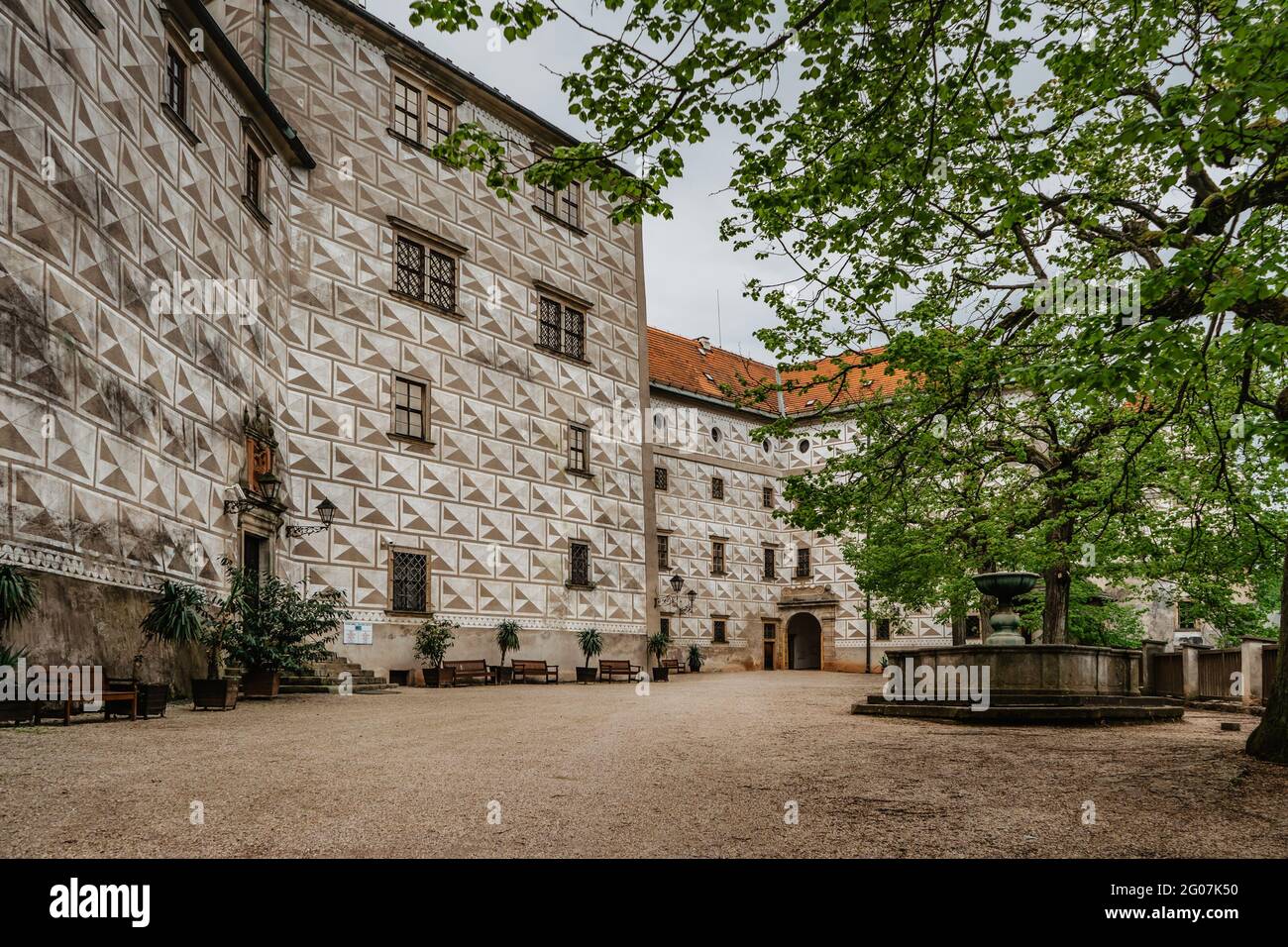 Nachod, Repubblica Ceca- Maggio 23,2021. Bellissimo castello con cinque cortili. Antico castello barocco e rinascimentale con torre di osservazione.Sgraffito Foto Stock