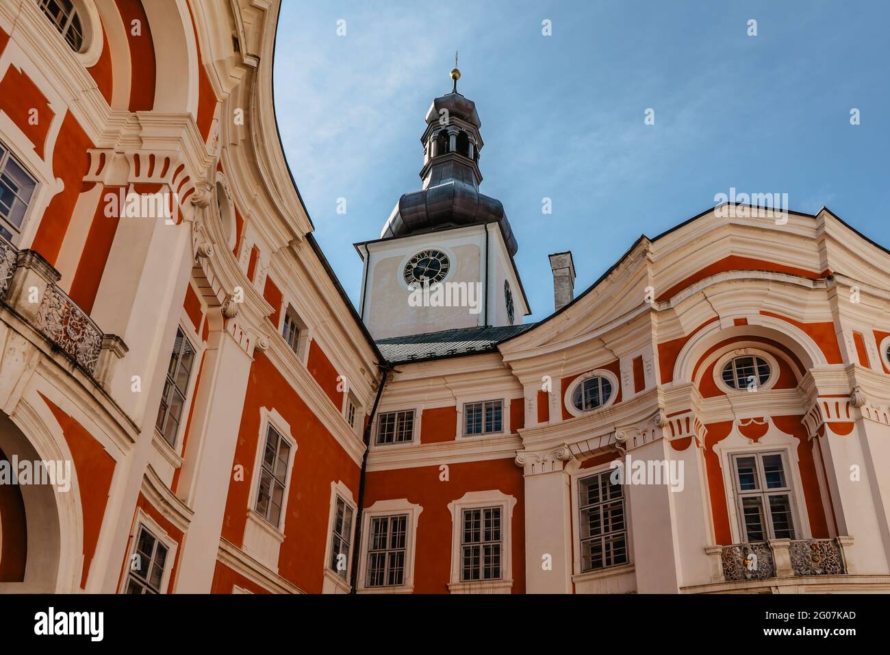 Broumov, Repubblica Ceca-Maggio 21,2021. Monastero benedettino con la Chiesa di San Vojtech costruita in stile gotico. Ha una biblioteca monastica unica Foto Stock
