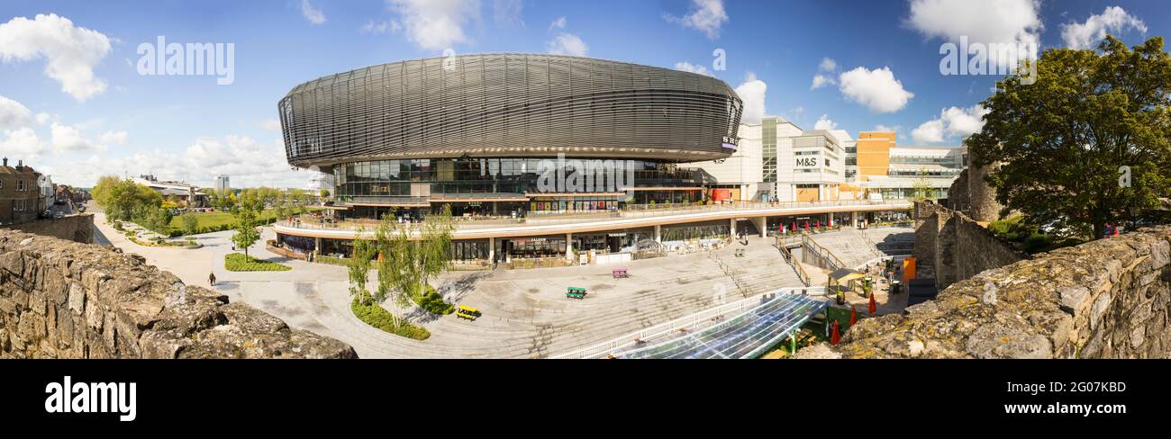 Western Esplanade, il Showcase Cinema Complex e il centro commerciale West Quay, visti dalle storiche mura medievali della città di Southampton Foto Stock