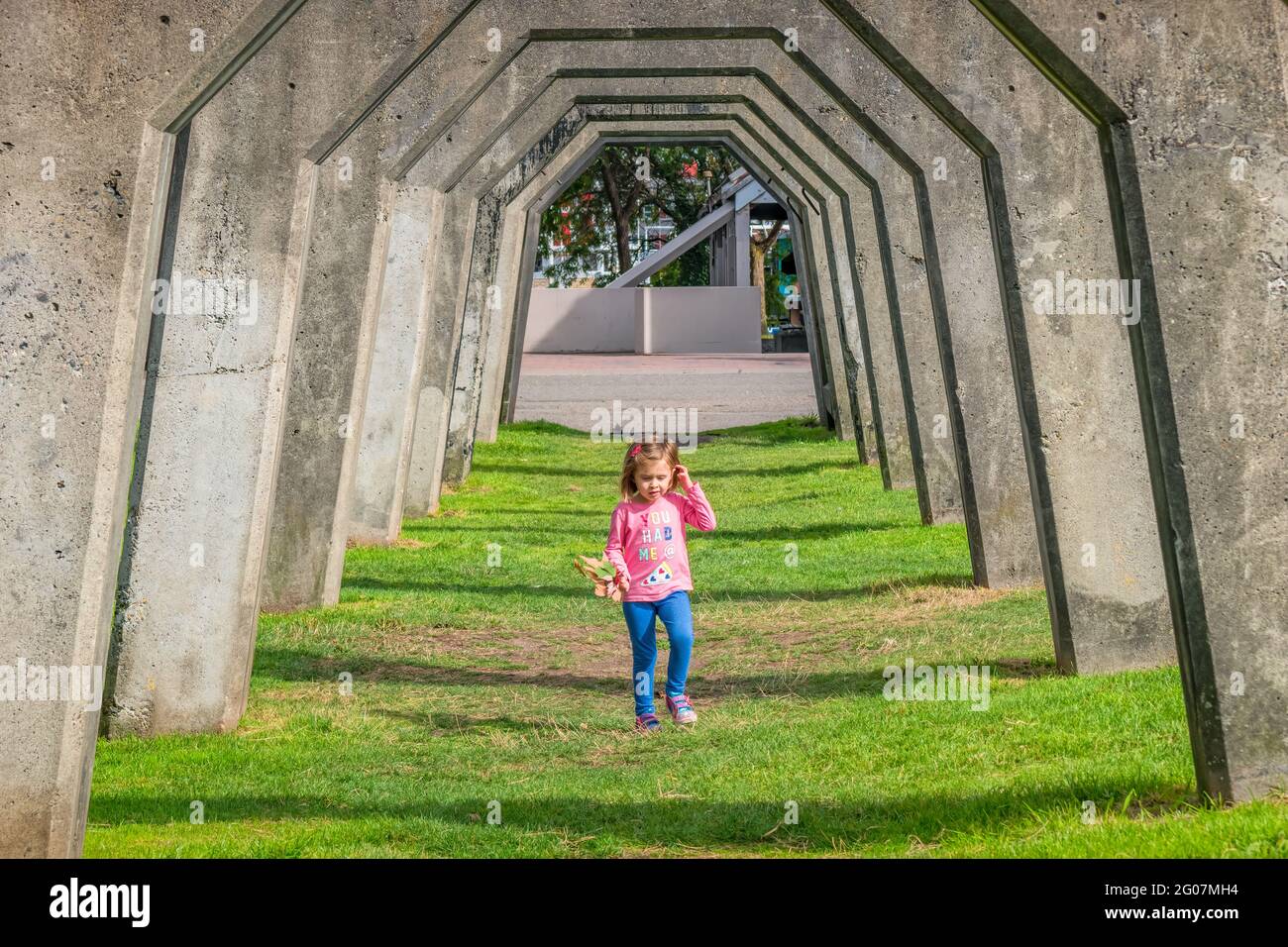 La bambina gioca al gas Works Park di Seattle, Washington USA, in una giornata di sole. Foto Stock