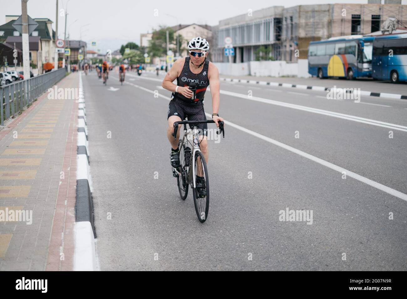 Gelendzhik, Russia, 22 maggio 2021: IRONSTAR SPRINT e 113. Il partecipante della corsa in bicicletta beve acqua durante la guida Foto Stock