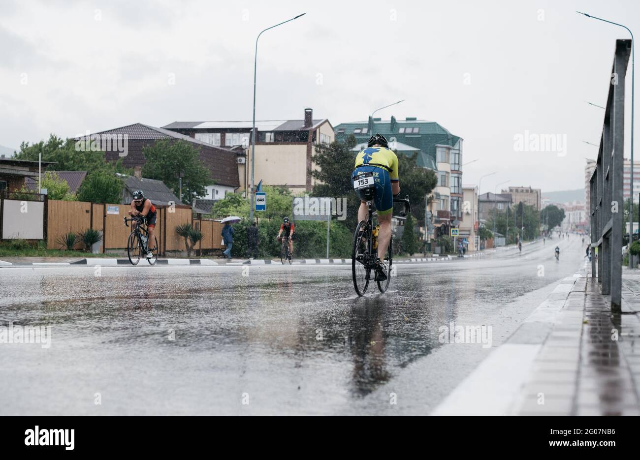 Gelendzhik, Russia, 22 maggio 2021: IRONSTAR SPRINT e 113. Pioggia durante una gara di triathlon. Strada asfaltata bagnata. Foto Stock