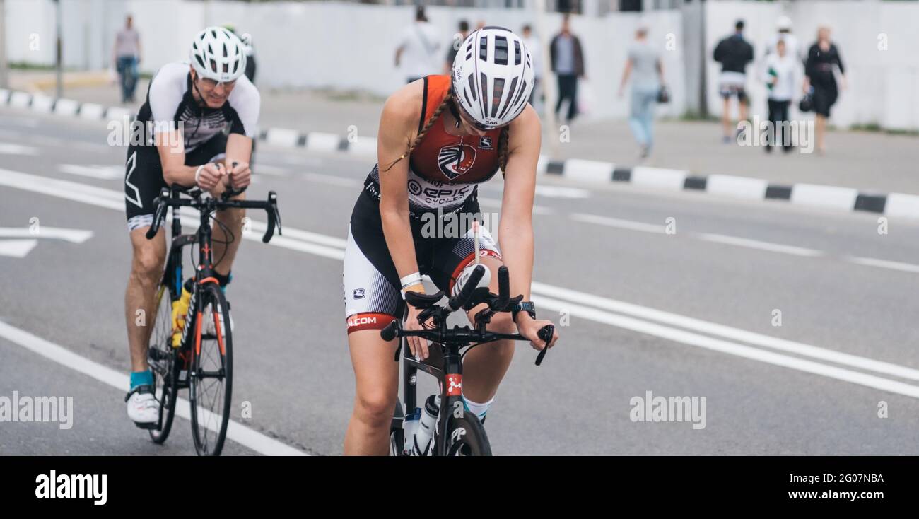 Concentratevi in primo piano su una donna durante un campionato di triathlon Foto Stock