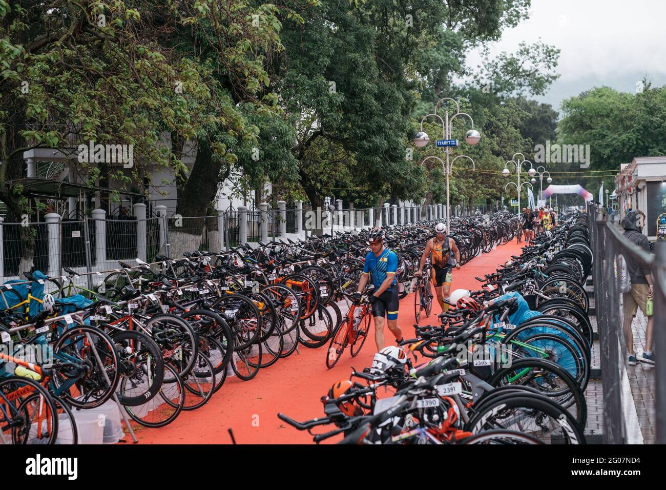 I partecipanti alla gara lasciano le loro biciclette per la prossima fase del concorso. Foto Stock