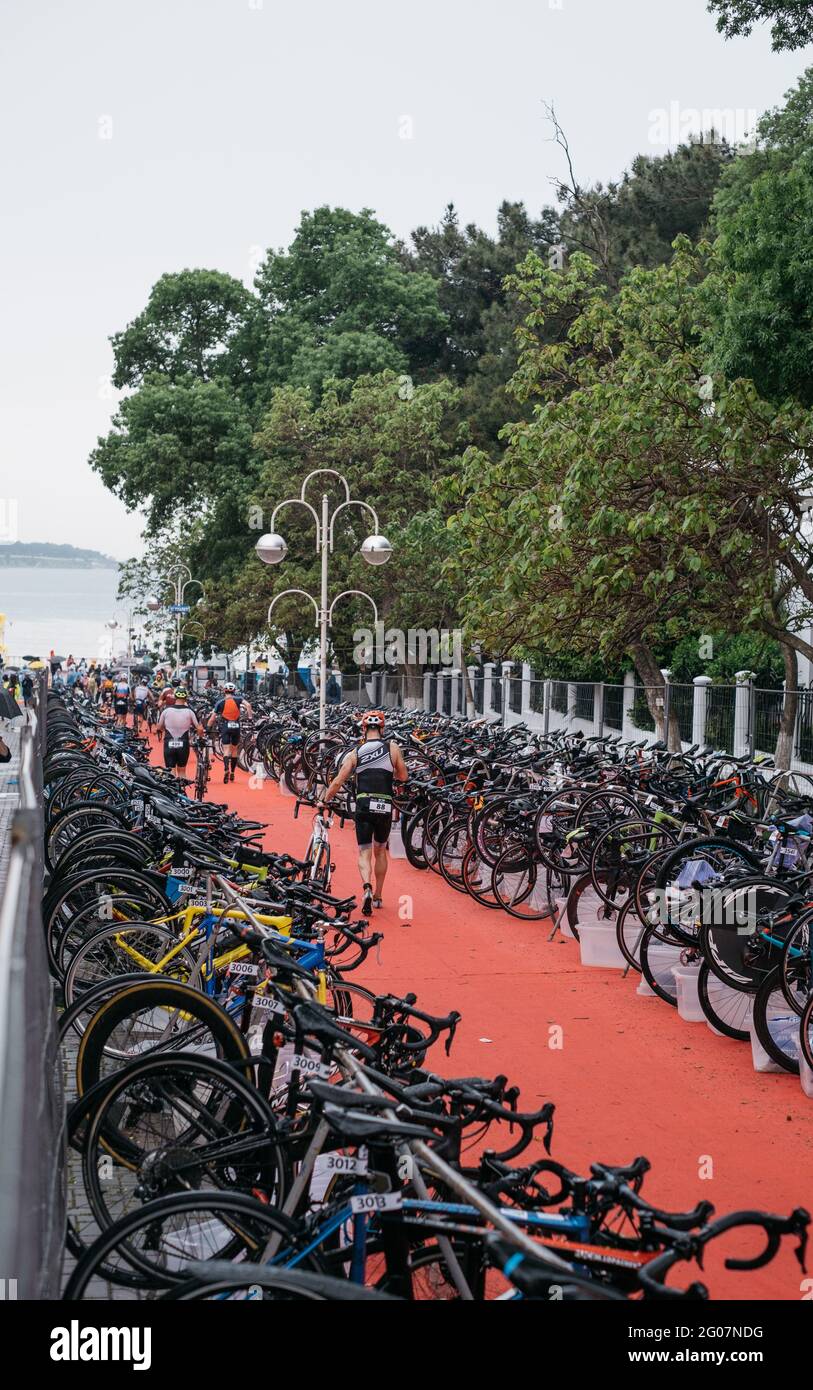 I piloti lasciano le loro moto per andare alla fase successiva della competizione. Foto Stock