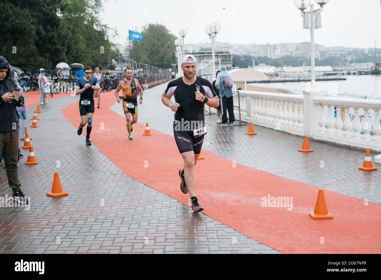 Gelendzhik, Russia, 22 maggio 2021: IRONSTAR SPRINT e 113. Diversi atleti durante una gara di sprint. Foto Stock