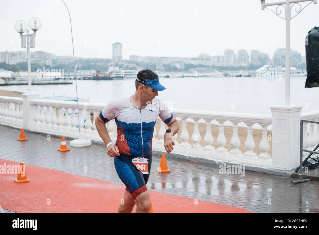 Gelendzhik, Russia, 22 maggio 2021: IRONSTAR SPRINT e 113. Sprint Runner guarda il suo orologio. Foto Stock