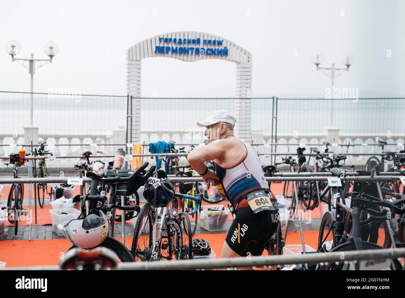 Gelendzhik, Russia, 22 maggio 2021: IRONSTAR SPRINT e 113. Atleta che si prepara per la gara. Foto Stock