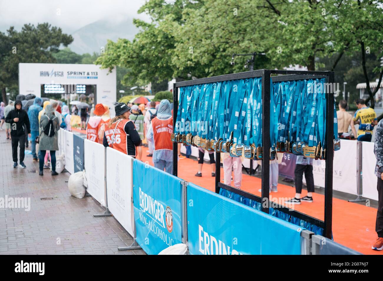 Gelendzhik, Russia, 22 maggio 2021: IRONSTAR SPRINT e 113. Medaglie per i vincitori. Sullo sfondo la finitura. Foto Stock