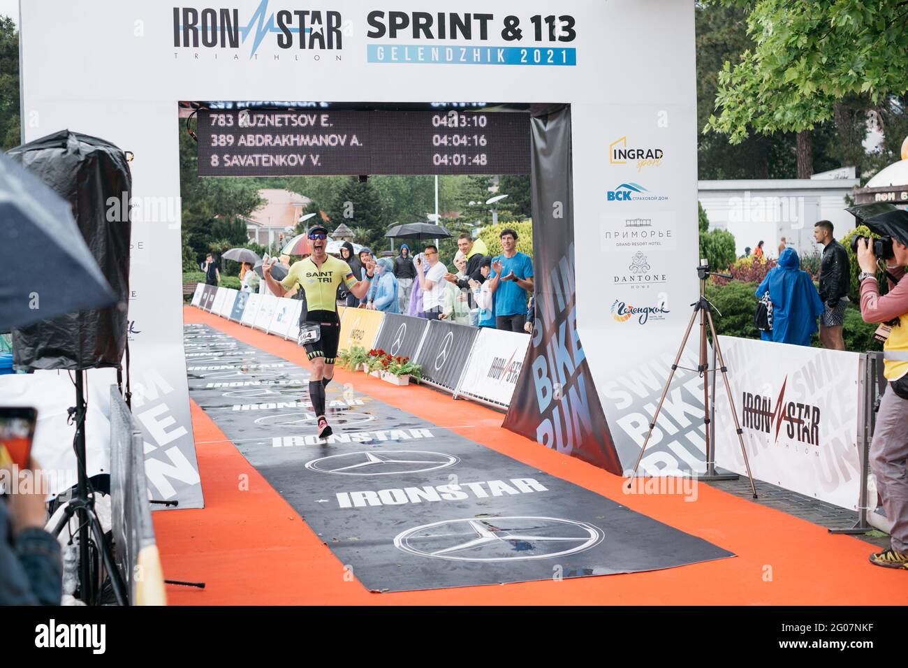 Gelendzhik, Russia, 22 maggio 2021: IRONSTAR SPRINT e 113. L'atleta gioioso è venuto a finishampodnyav mani in su. Foto Stock