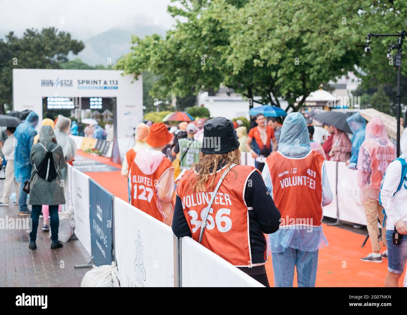 Gelendzhik, Russia, 22 maggio 2021: IRONSTAR SPRINT e 113. Gruppo di volontari alla fine. Foto Stock