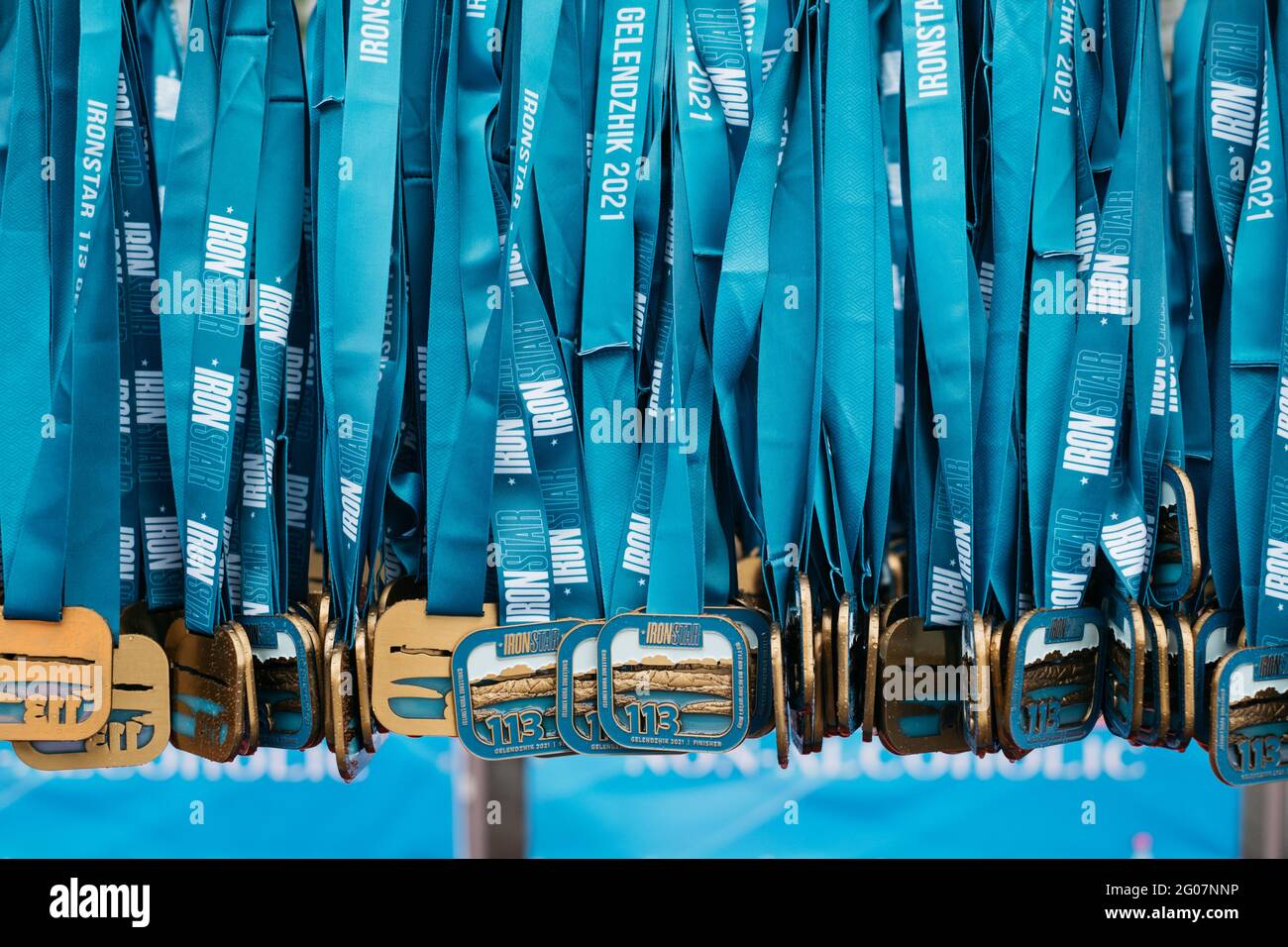 Gelendzhik, Russia, 22 maggio 2021: IRONSTAR SPRINT e 113. Medaglie ravvicinate per i vincitori. Foto Stock