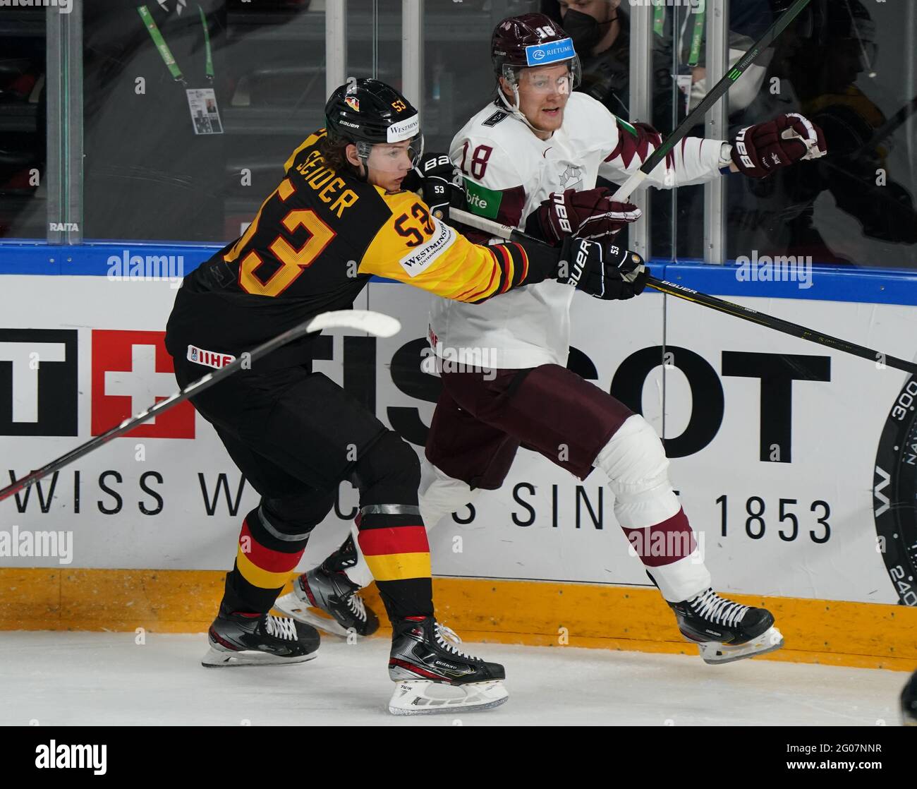 Riga, Lettonia. 01 Giugno 2021. Hockey su ghiaccio: Campionato del mondo, turno preliminare, gruppo B, Germania - Lettonia: Il tedesco Moritz Seider (l) e il lettone Rodrigo Abols (r). Credit: Roman Koksarov/dpa/Alamy Live News Foto Stock