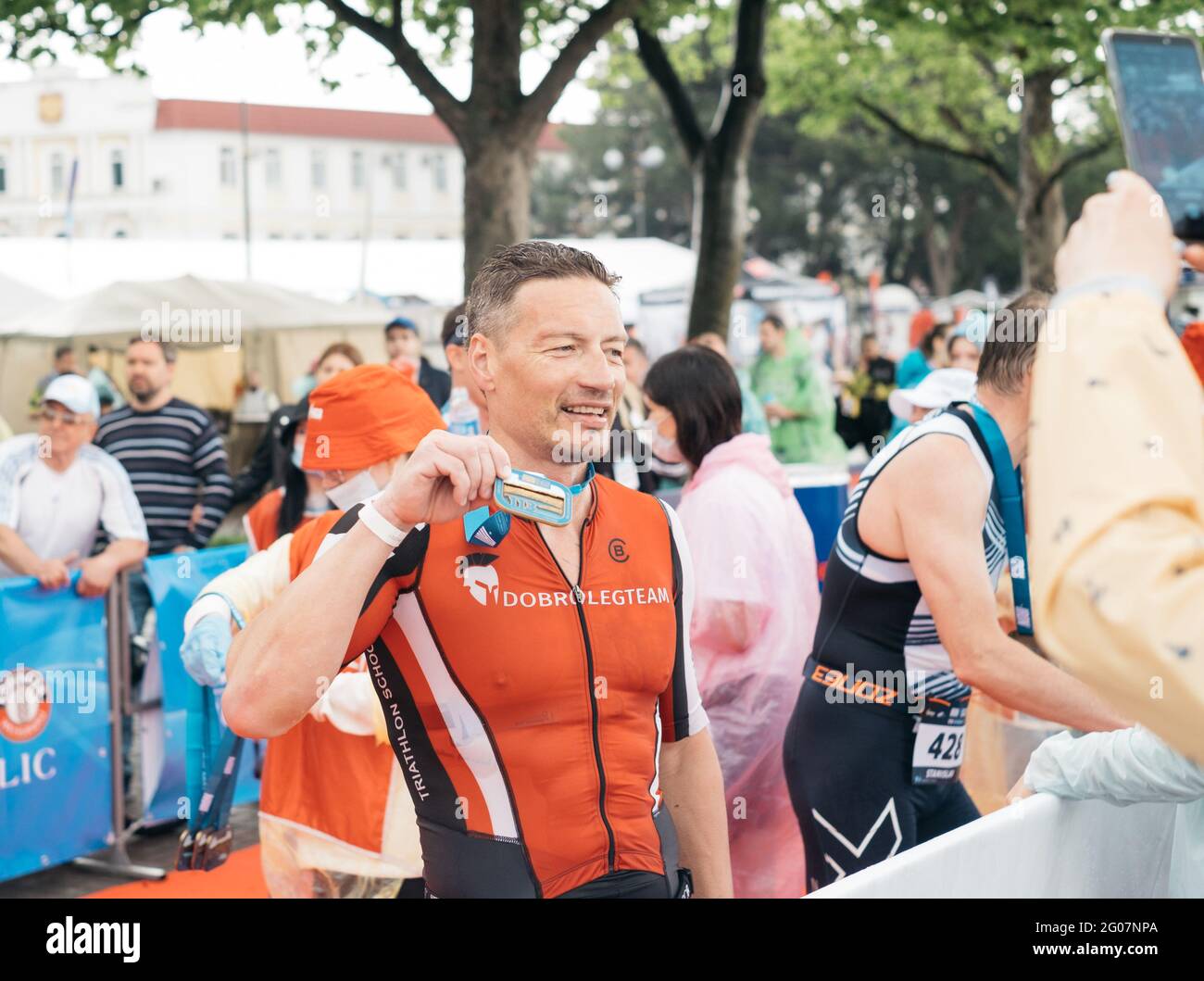Gelendzhik, Russia, 22 maggio 2021: IRONSTAR SPRINT e 113. Ritratto di uno degli atleti con una medaglia in mano. Foto Stock
