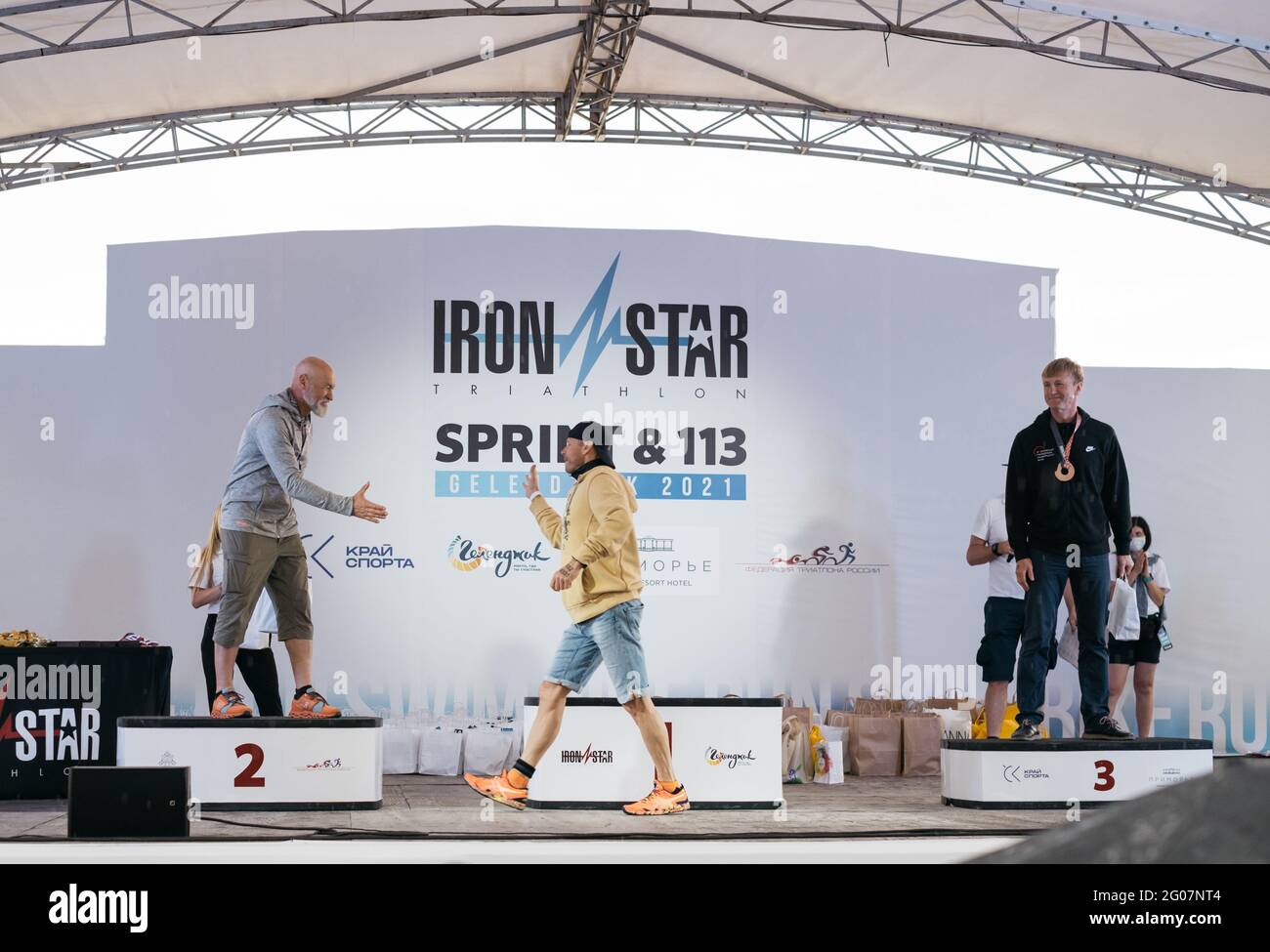 Gelendzhik, Russia, 22 maggio 2021: IRONSTAR SPRINT e 113. Cerimonia di premiazione. I vincitori si salutano a vicenda. Foto Stock