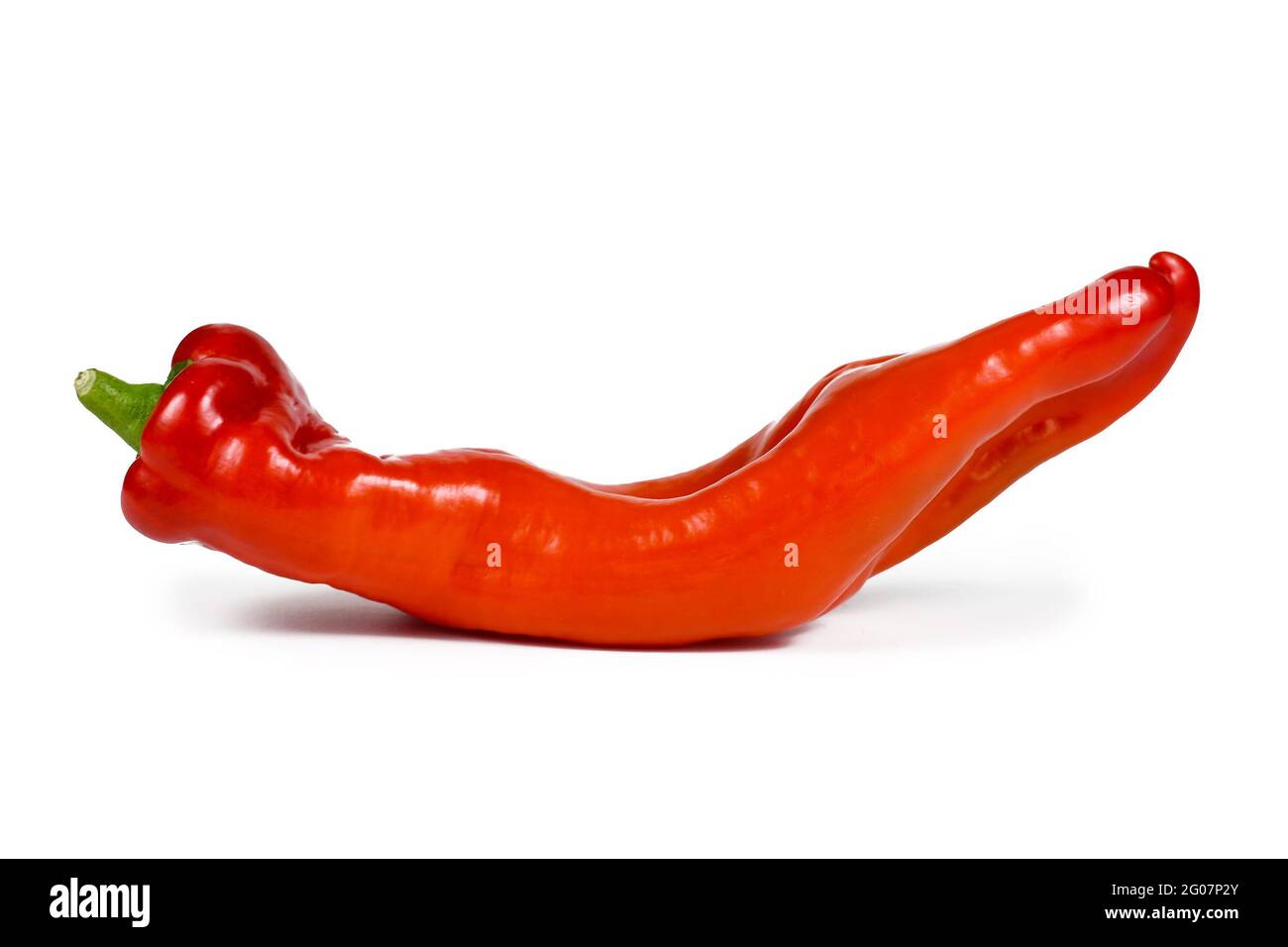 Una singola verdura di pepe a punta rossa isolata su sfondo bianco Foto Stock