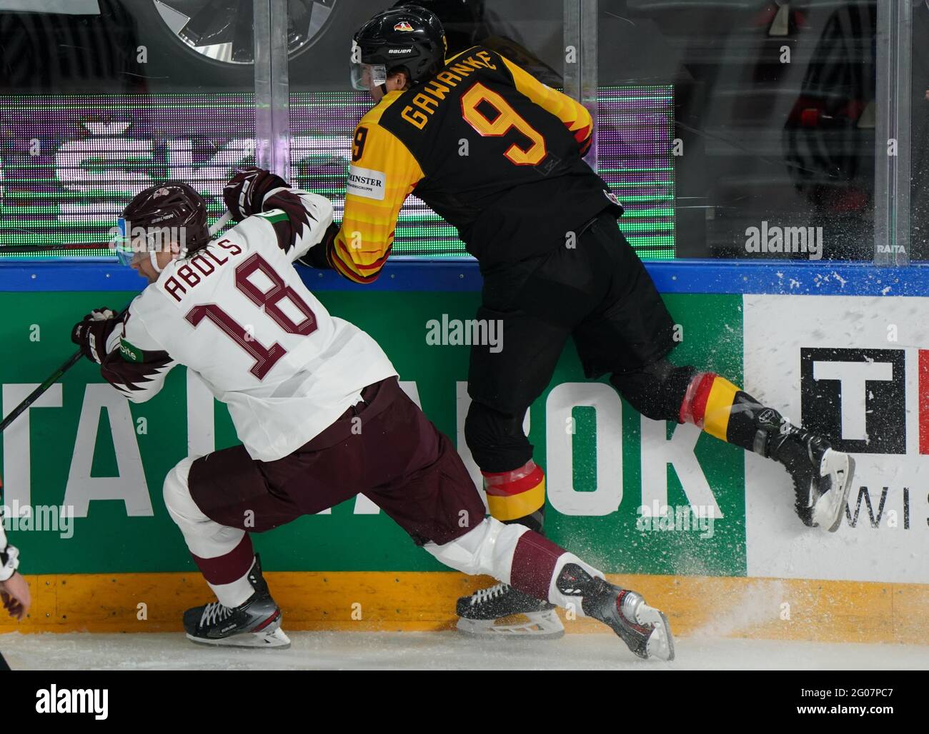 Riga, Lettonia. 01 Giugno 2021. Hockey su ghiaccio: Campionato del mondo, turno preliminare, Gruppo B, Germania - Lettonia: Leon Gawanke (r) della Germania e Rodrigo Abols della Lettonia (l) in azione Credit: Roman Koksarov/dpa/Alamy Live News Foto Stock