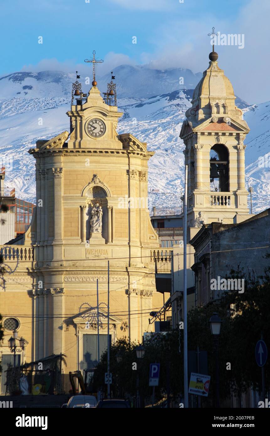 Architettura e cultura religiosa in Sicilia Chiesa in Belpasso città sullo sfondo neve coperta Vulcano Etna Foto Stock